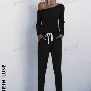 NWT SHEIN off the shoulder long sleeve jumper.